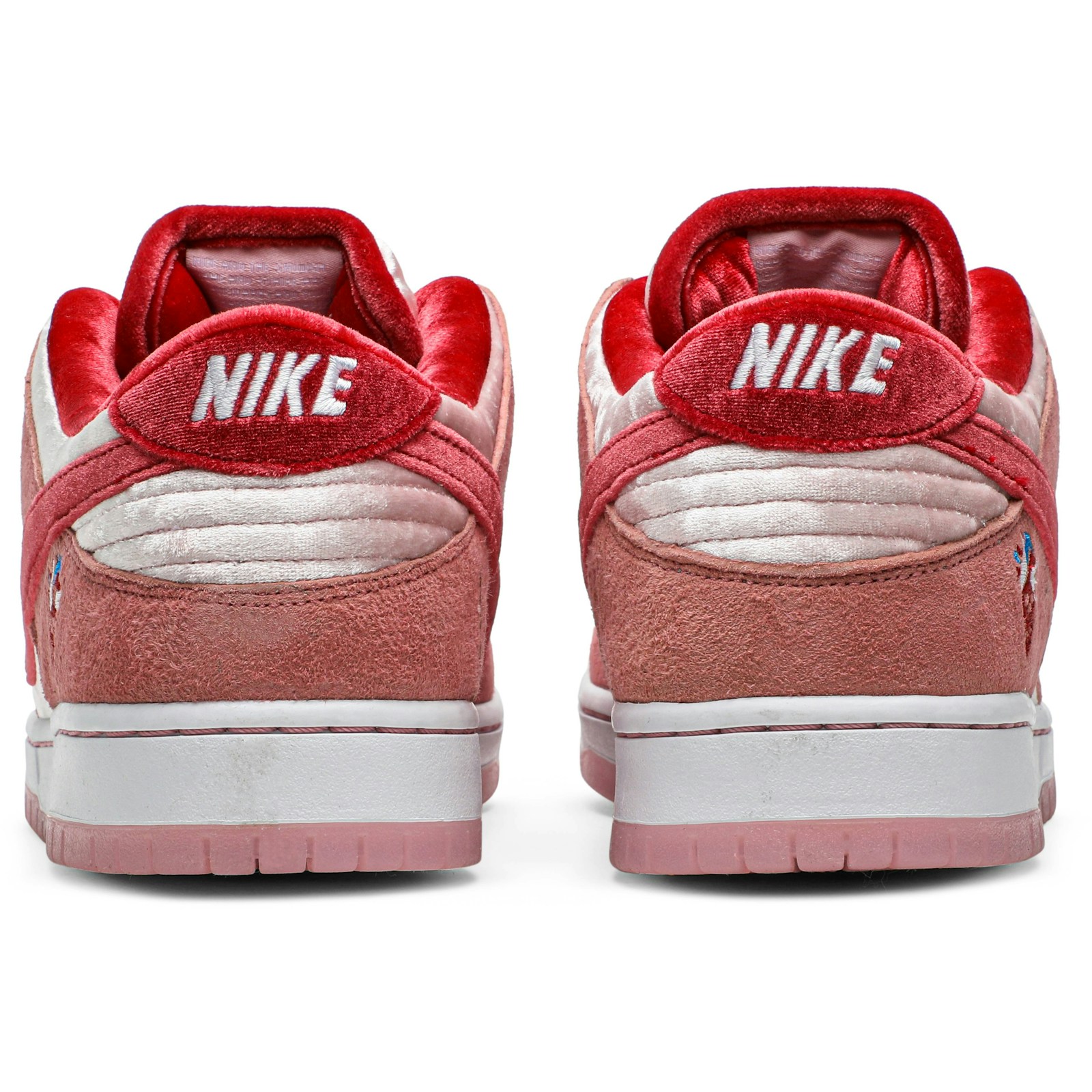 strangelove_x_nike_sb_dunk_low__valentine_s_day__c_5_27265.jpeg