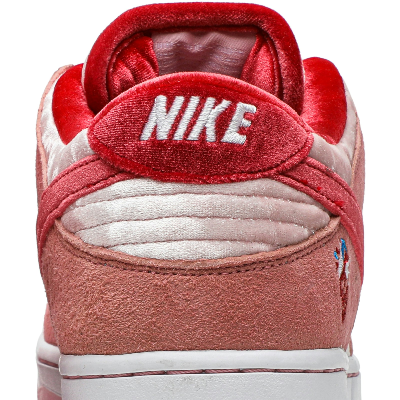 strangelove_x_nike_sb_dunk_low__valentine_s_day__c_6_27265.jpeg